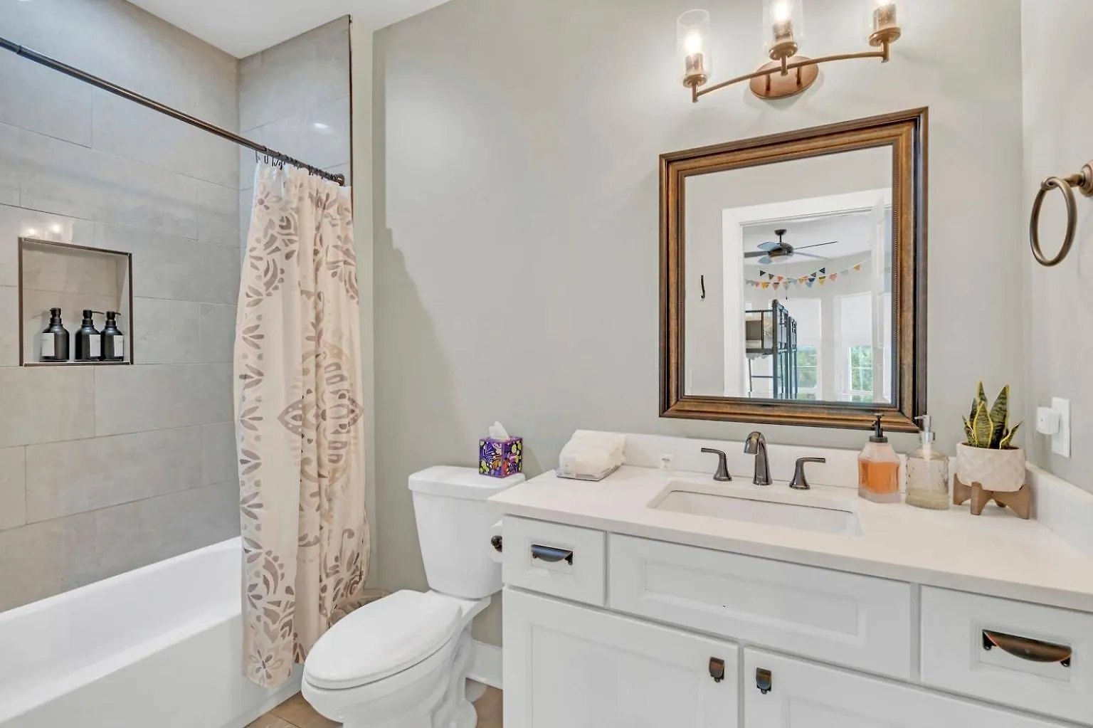 Cma Fest The Bluebelle E Nash Songwriter Stay 3 Bed 3 Bath Hot Tub Fenced Yard 30 Or More Days By Skyrun Nashville Holiday home