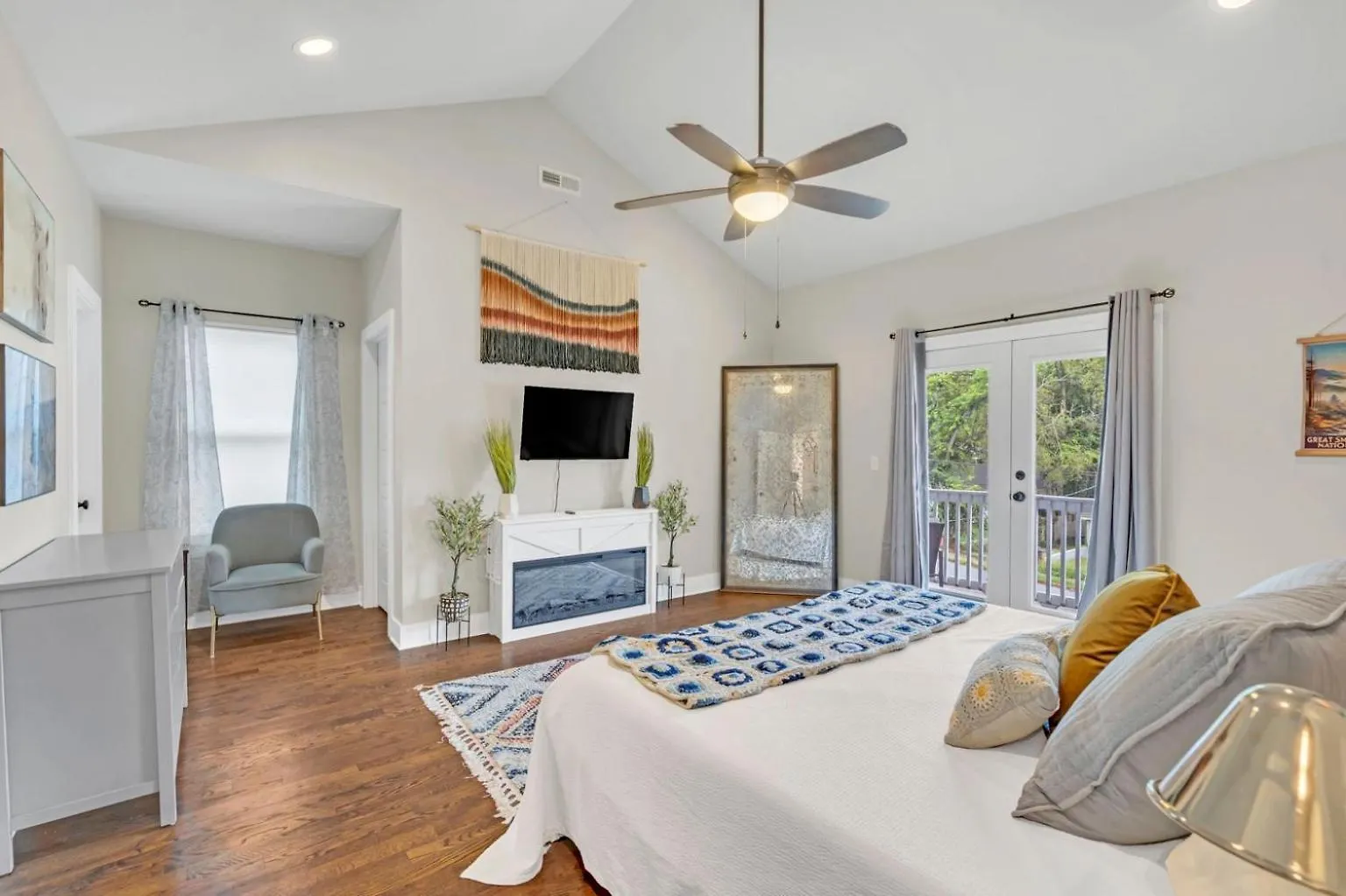 Cma Fest The Bluebelle E Nash Songwriter Stay 3 Bed 3 Bath Hot Tub Fenced Yard 30 Or More Days By Skyrun Nashville